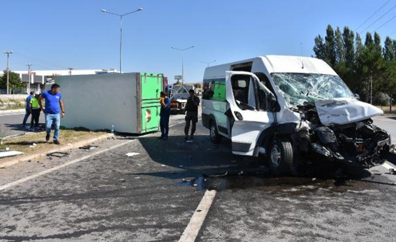 Özel harekatçıların minibüsü kamyonetle çarpıştı: 4'ü polis,  6 yaralı