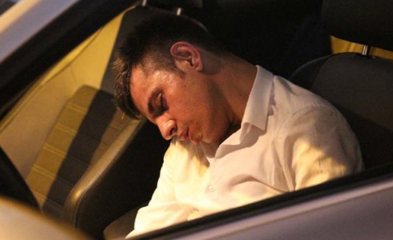 Park halindeki araçlara çarpıp sızdı... Uyandıramayınca polisi aradılar