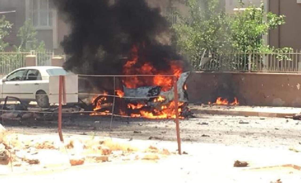 Park halindeki otomobil patladı: Ölü ve yaralılar var