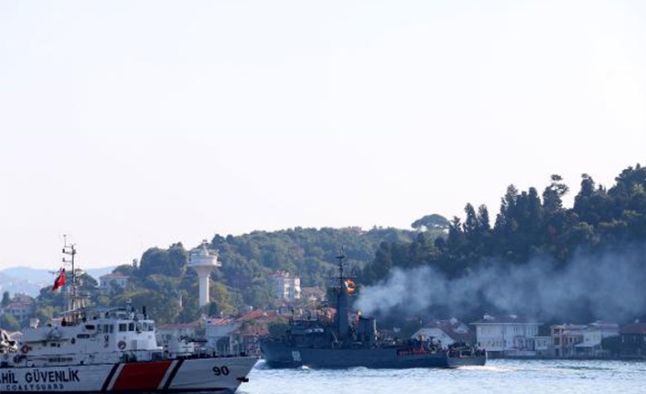 Peş peşe 'Boğaz'dan geçtiler