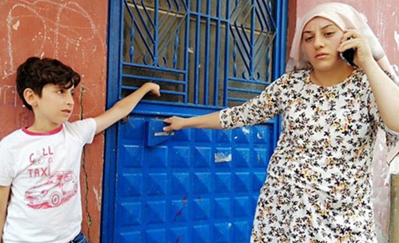 Polisler gelene kadar apartman kapısını sıkıca tuttu…