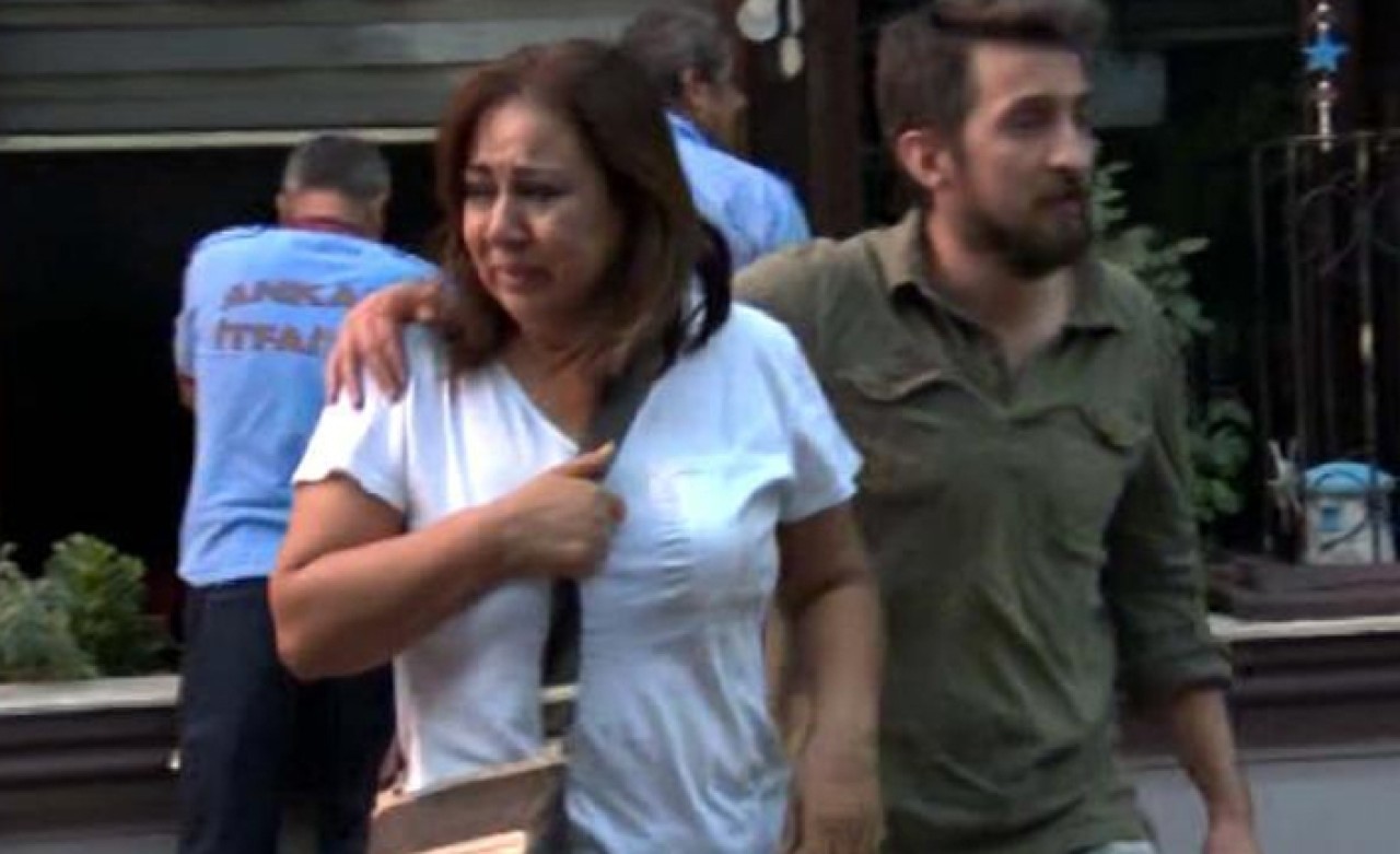 Restoranın yanışını gözyaşları ile izledi