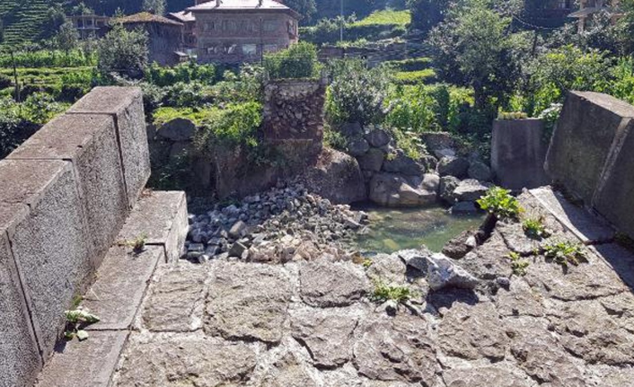 Rize'de 300 yıllık kemer köprü çöktü