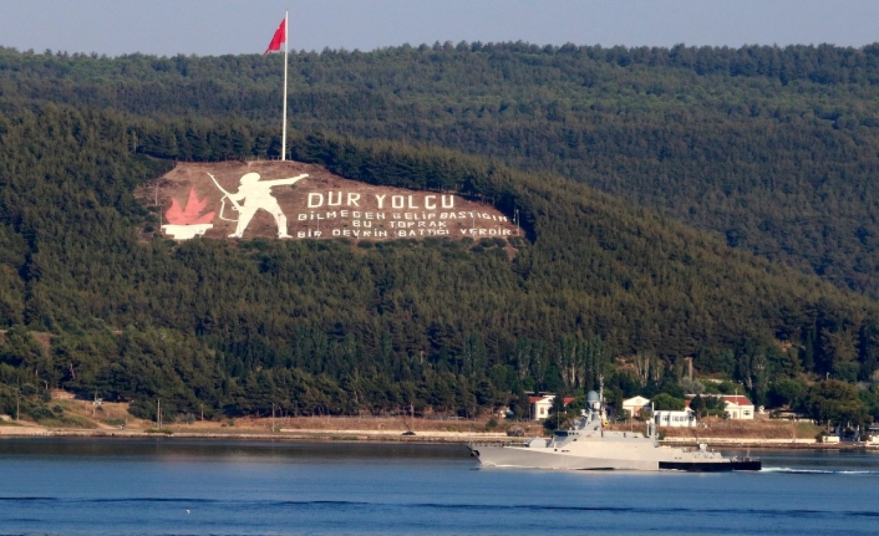 Rus askeri gemileri Çanakkale Boğazı'ndan geçti
