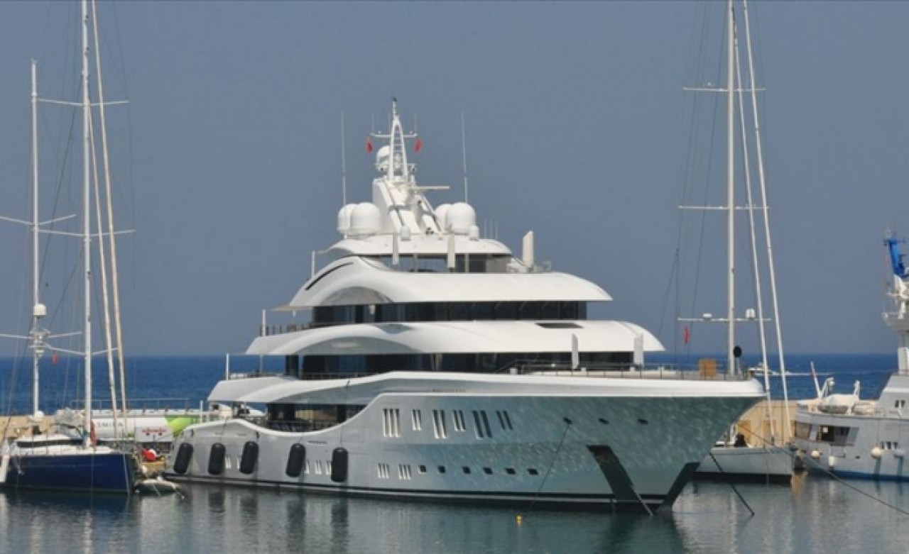 Rus milyarderin mega yatına 80 bin litre yakıt ikmali