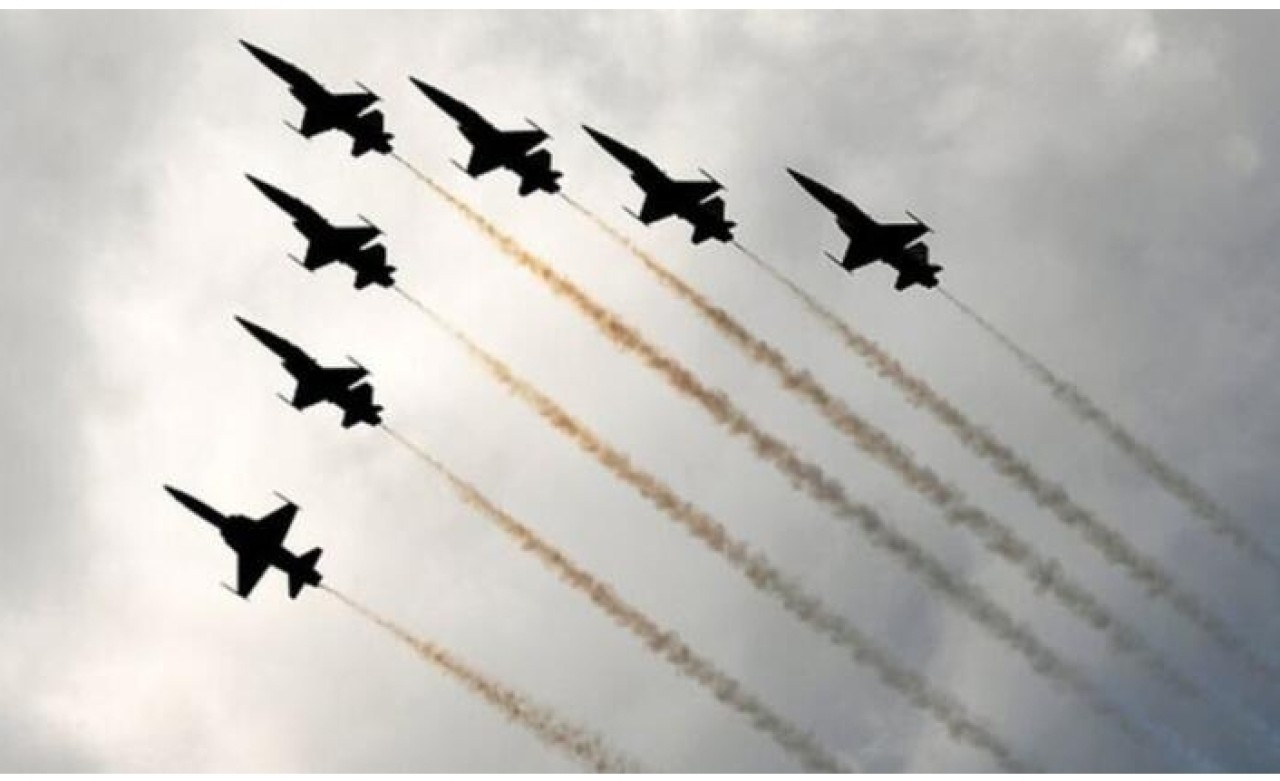 Savaş uçakları yanlış şehrin üzerinde gösteri yaptı