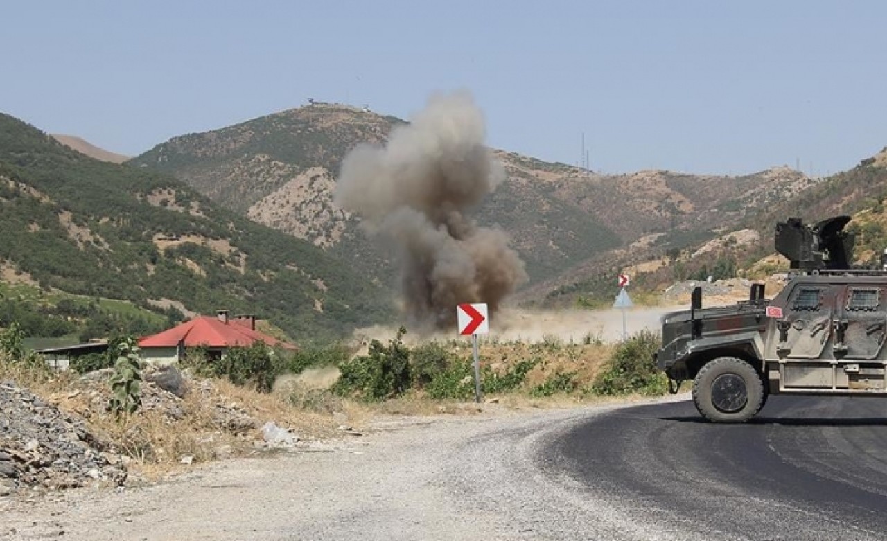 Siirt'te PKK'lı teröristlerce yola tuzaklanan patlayıcı infilak etti