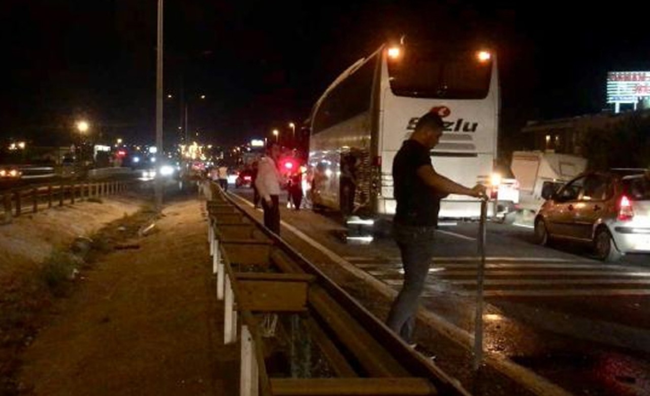 Ehliyetsiz sürücü trafiği birbirine kattı!