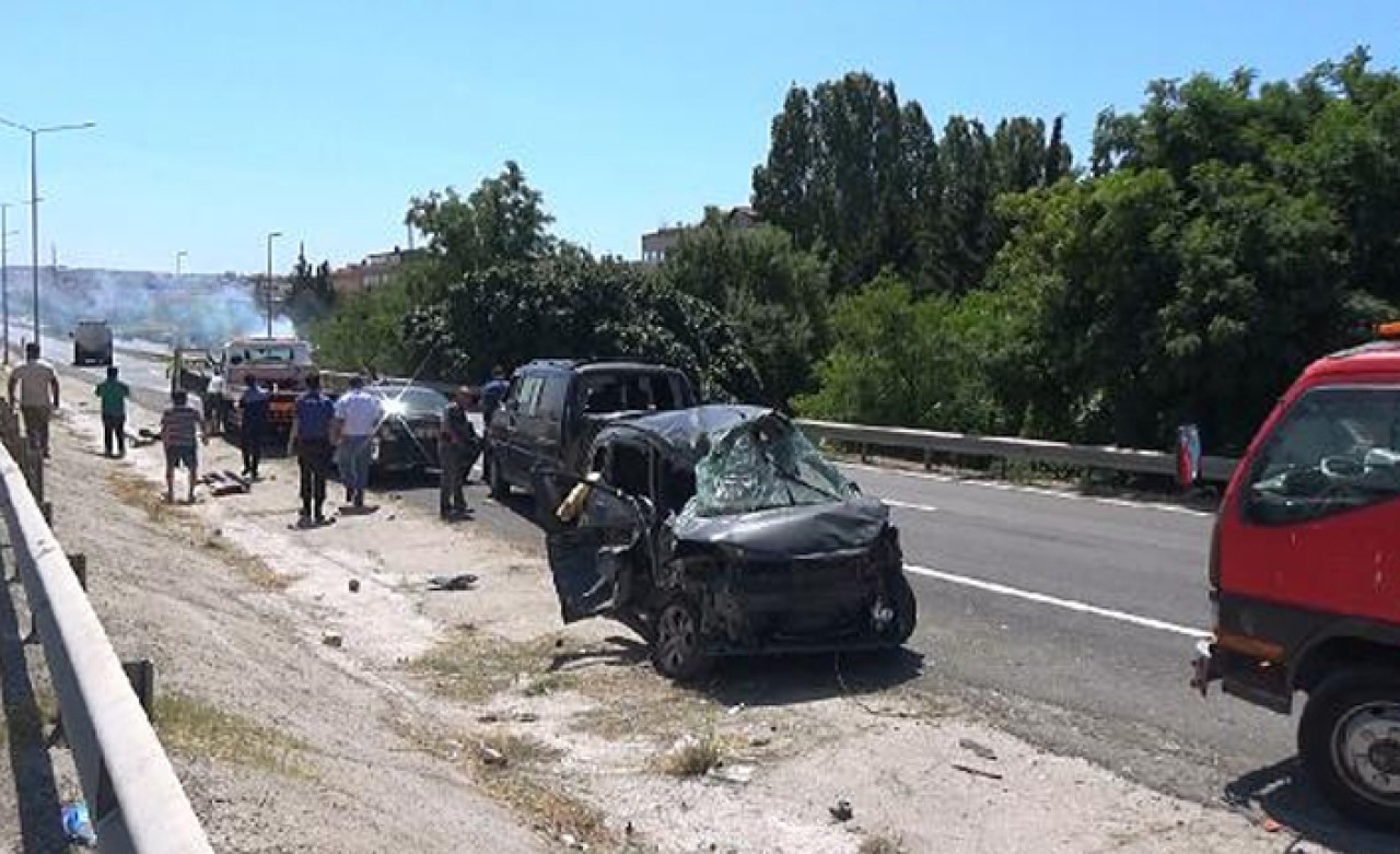 Silivri'de freni boşalan tanker 6 otomobile çarptı: Yaralılar var