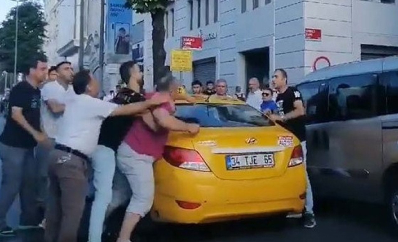 Şoke eden görüntü! Tartışma kavgaya dönüştü; yolcusuna bıçakla saldırdı