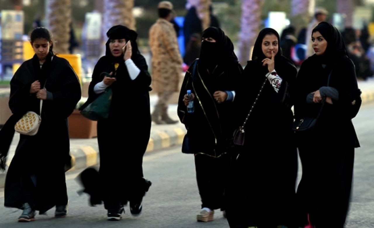 'Suudi Arabistan'da kadınlara yurt dışı seyahat özgürlüğü geliyor'