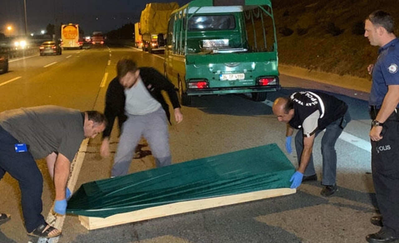 TEM'de feci ölüm! Ceset parçalarını yoldan topladılar
