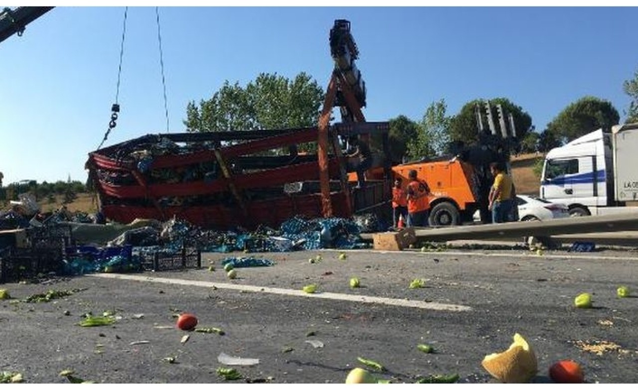 TEM’de kamyon devrildi: Tonlarca meyve ve sebze yola döküldü