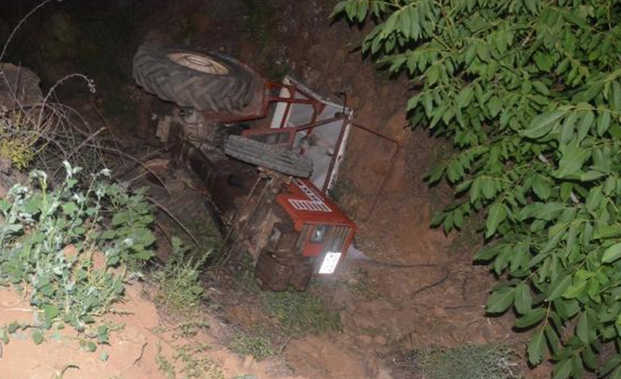Traktör şarampole devrildi,  baba ve kızı öldü