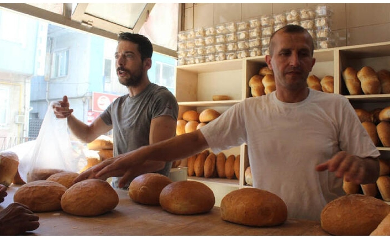 Ucuz ekmek satıyor diye dava açtılar,  üzülerek zam yaptı