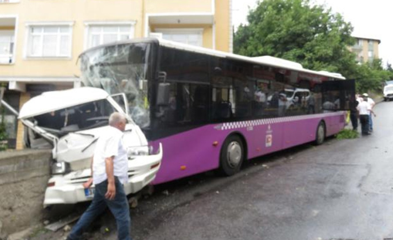 Üsküdar'da özel halk otobüsü minibüse çarptı: Yaralılar var