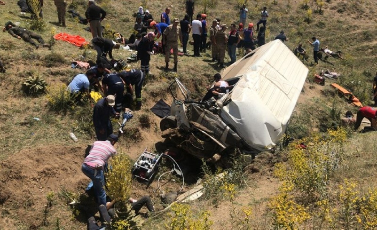 Van'da kaçak göçmenleri taşıyan minibüs takla attı: 16 ölü,  51 yaralı