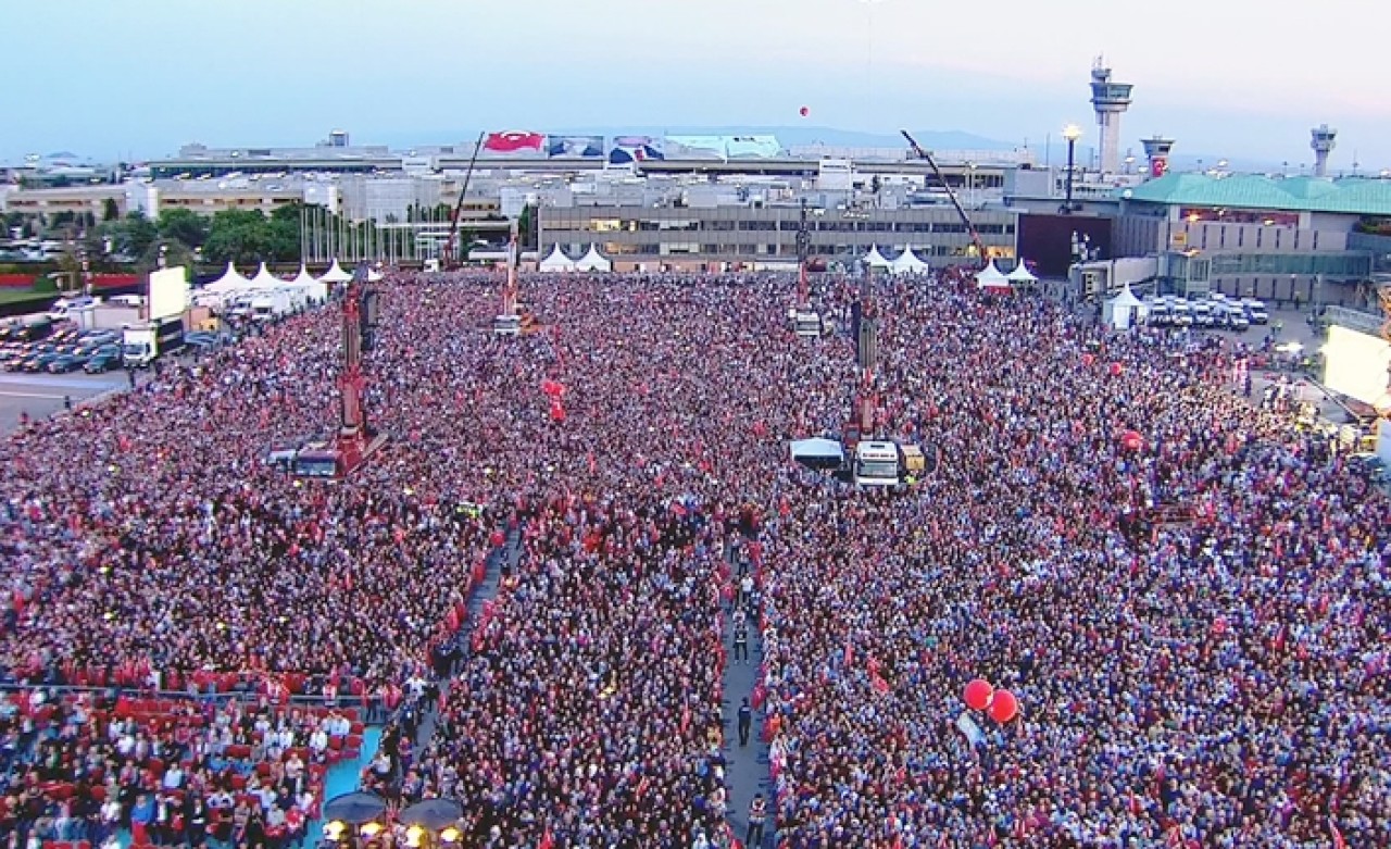 Vatandaşlar Atatürk Havalimanı'na akın etti