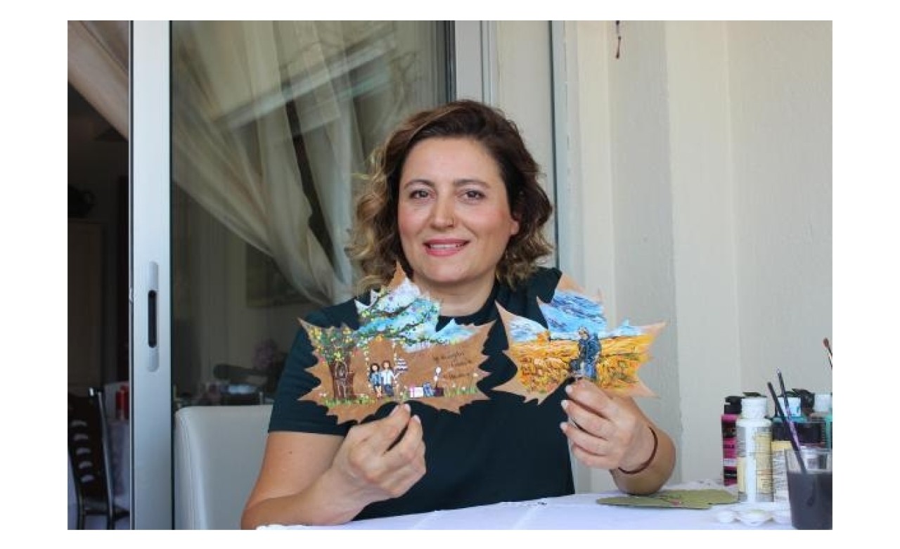 Yaprakları renklendirerek,  kişiye özel tasarımlar yapıyor