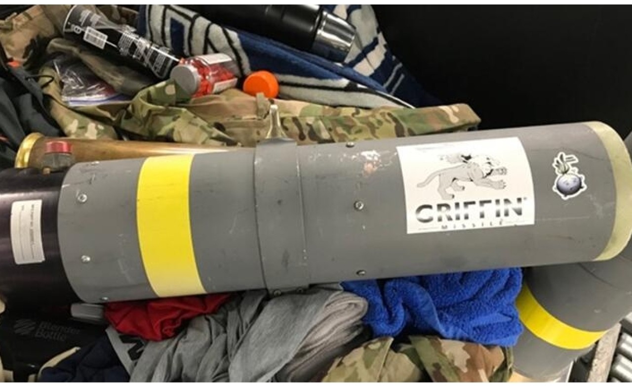 Yolcu bavulundan füze fırlatıcısı çıktı