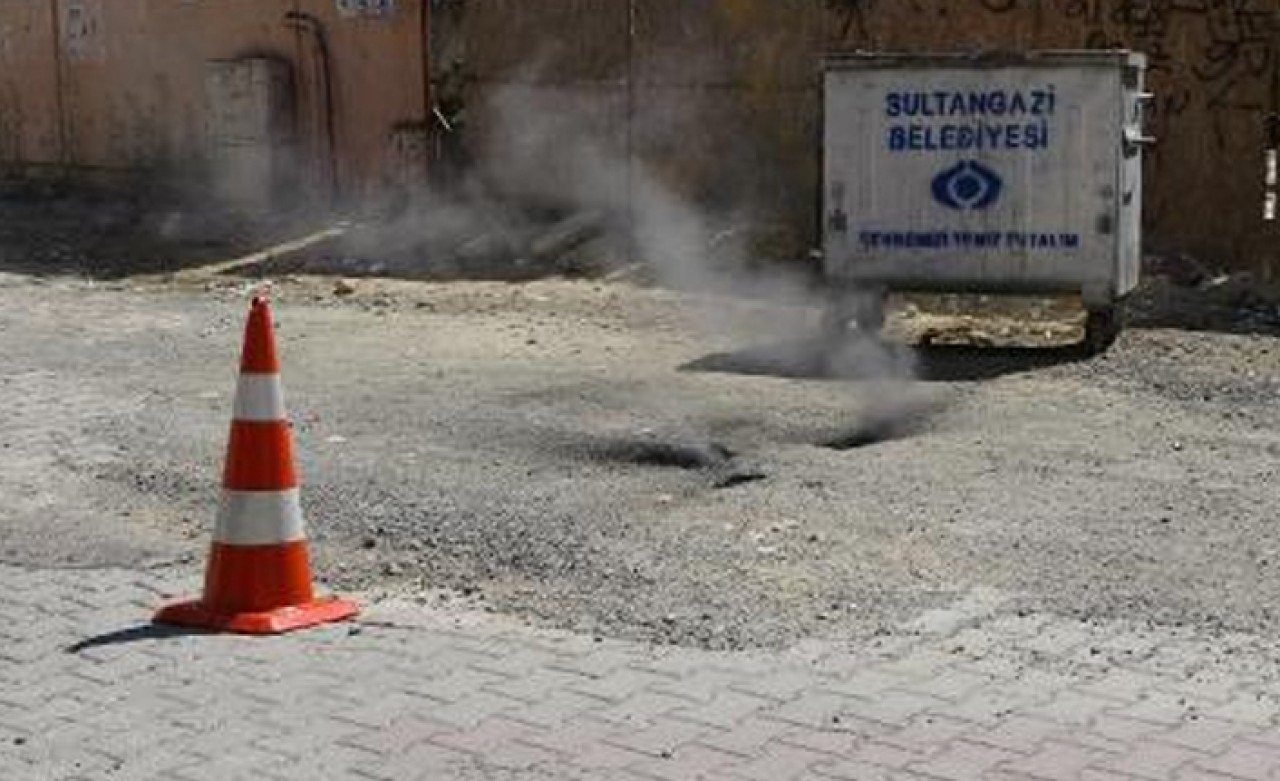 Yoldaki çatlaklardan çıkan duman paniğe neden oldu