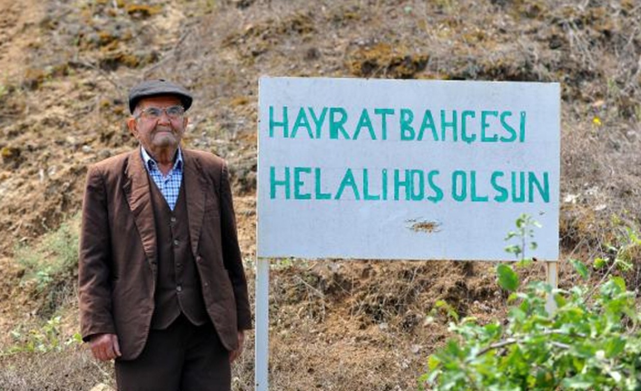 Yoldan gelip geçenler sebze- meyve yesin diye 'Hayrat Bahçesi' yaptı