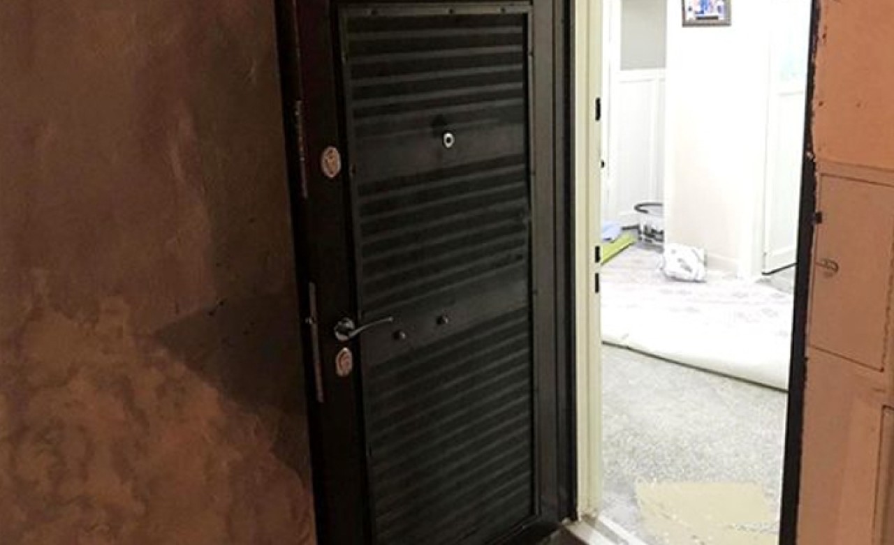 Zil çalınca kapı dürbününden bakan kadın,  pompalı tüfekle gözünden vuruldu