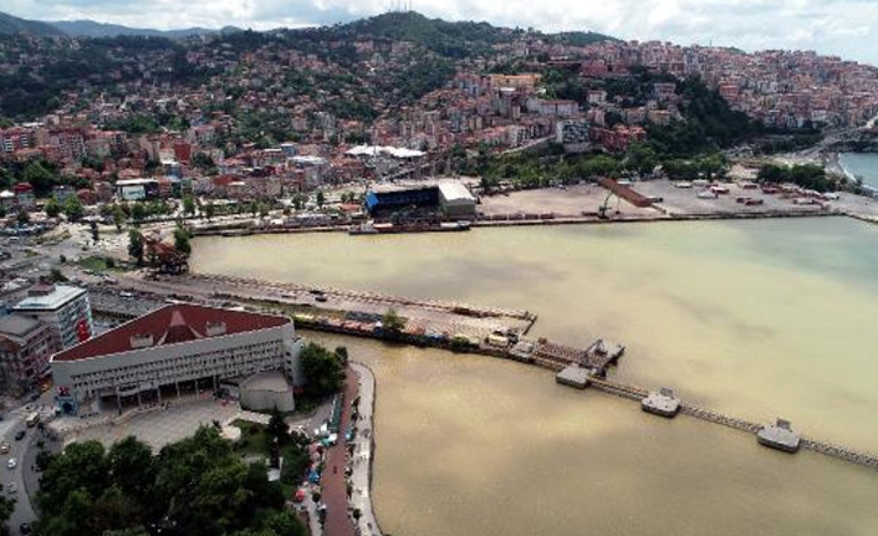 Zonguldak'ta deniz çamura döndü