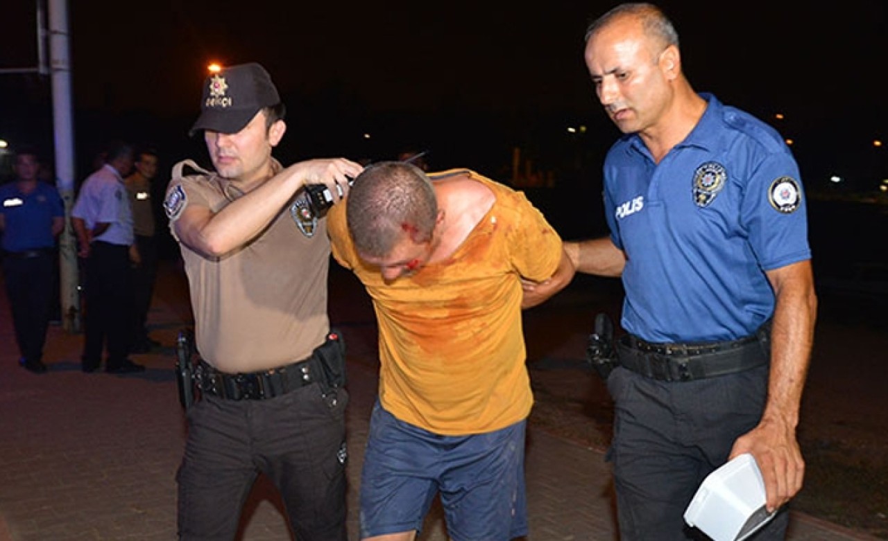 Adana'da akılalmaz olay! Satırla 3 kişiye saldırdı