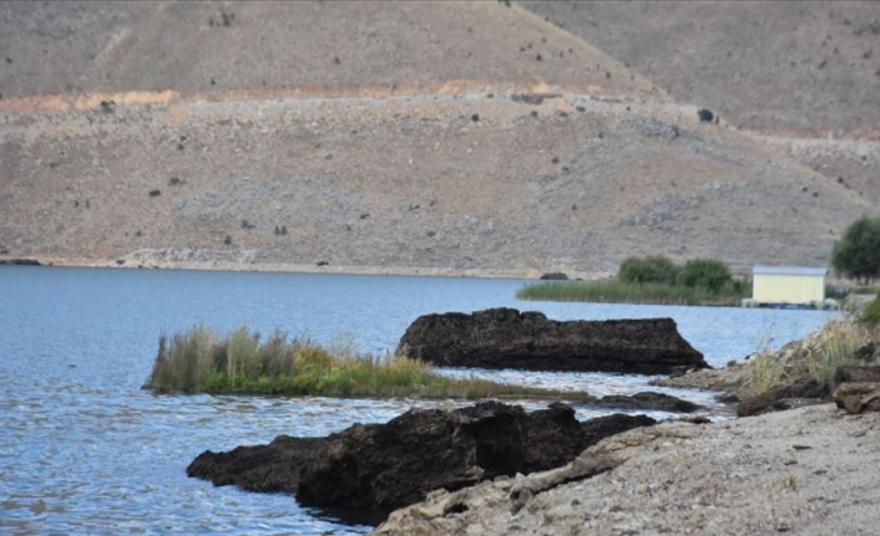 Adıyaman'daki 'yüzen adalar'ın bir kısmı kıyıyla birleşti