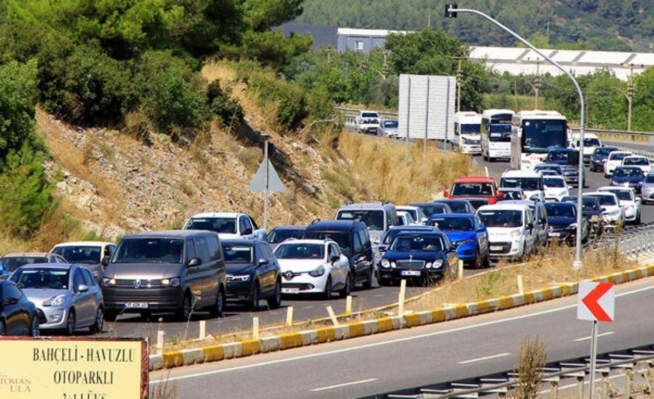 Akyaka'ya turist akını! Nüfus patladı,  araba koyacak yer kalmadı