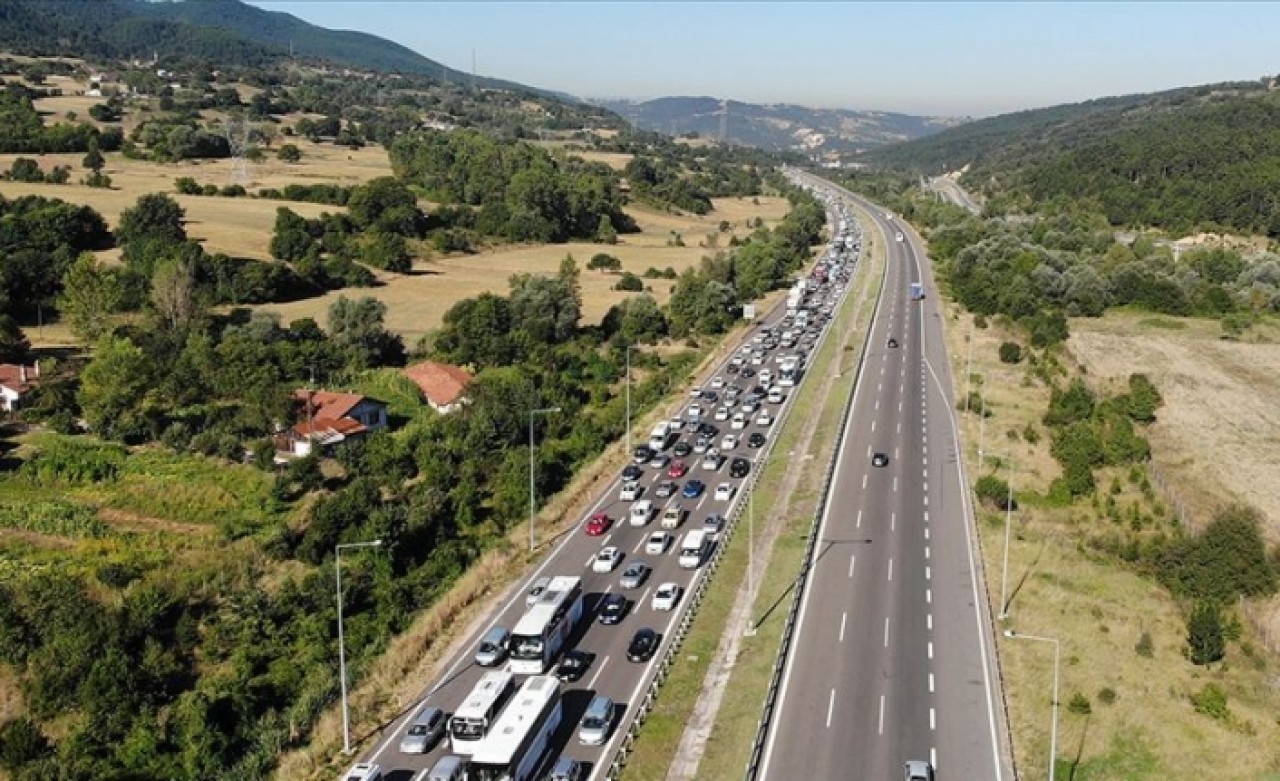 Anadolu Otoyolu'nda trafik yoğunluğu yaşanıyor