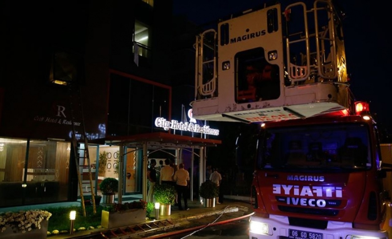 Otelde yangın paniği: 2'si çocuk 10 kişi hastaneye kaldırıldı