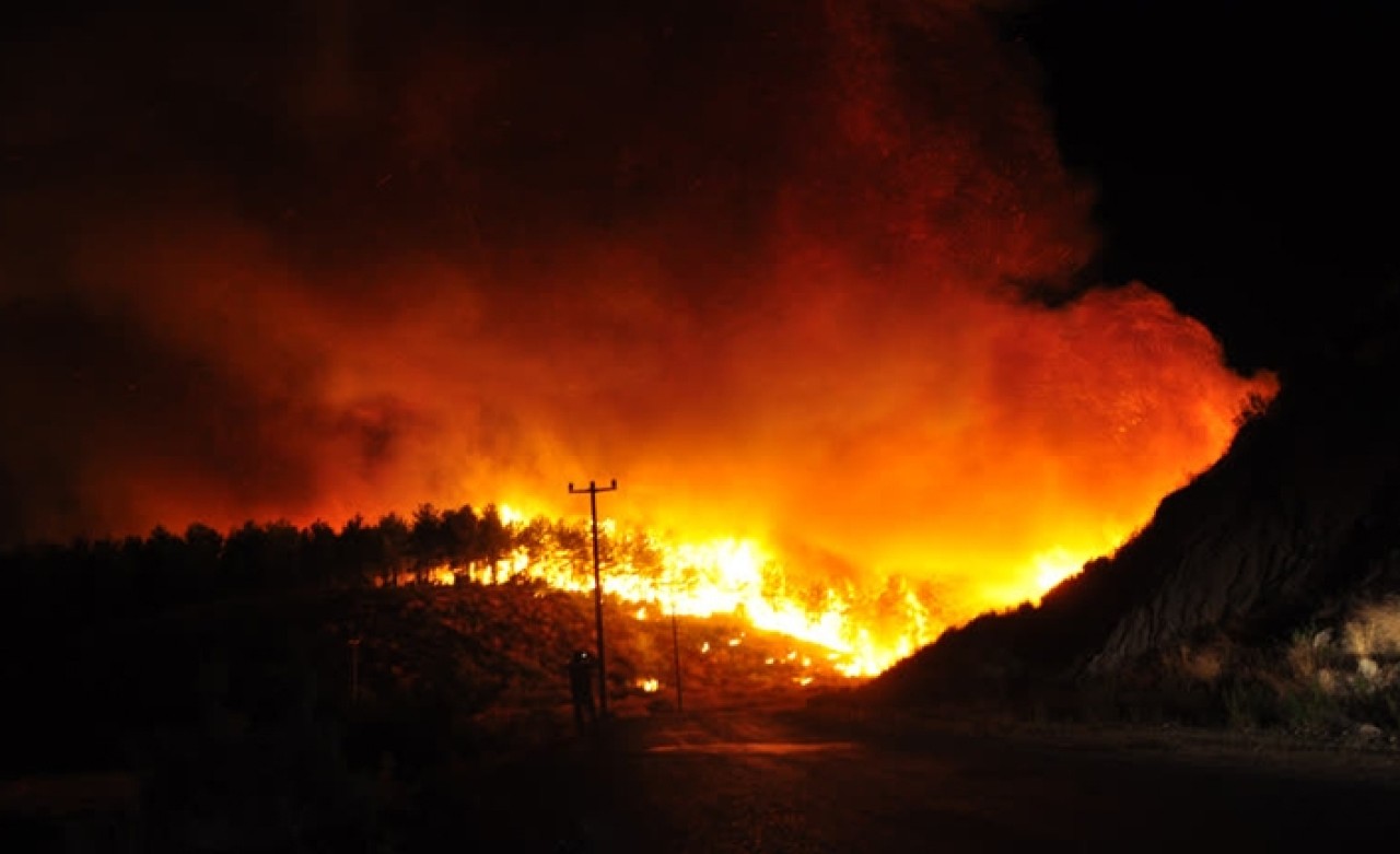 Antalya'daki orman yangını kısmen kontrol altına alındı