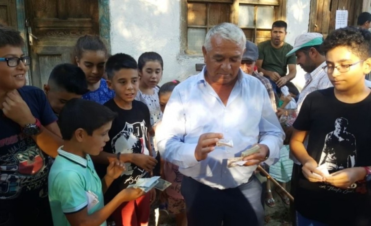 Antalyalı işadamı mezarlık ziyareti yapanlara para dağıttı