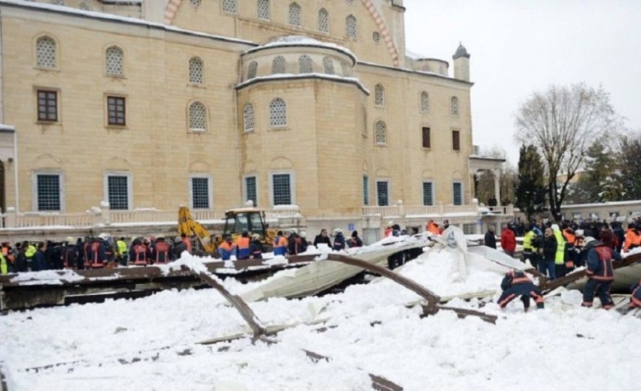 Ataköy'de cami avlusunda çöken tenteye 160 bin lira tazminat