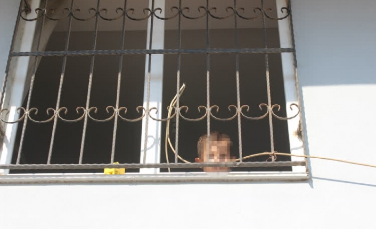 Babası tarafından evde kilitli bırakılan çocuk polisi alarma geçirdi