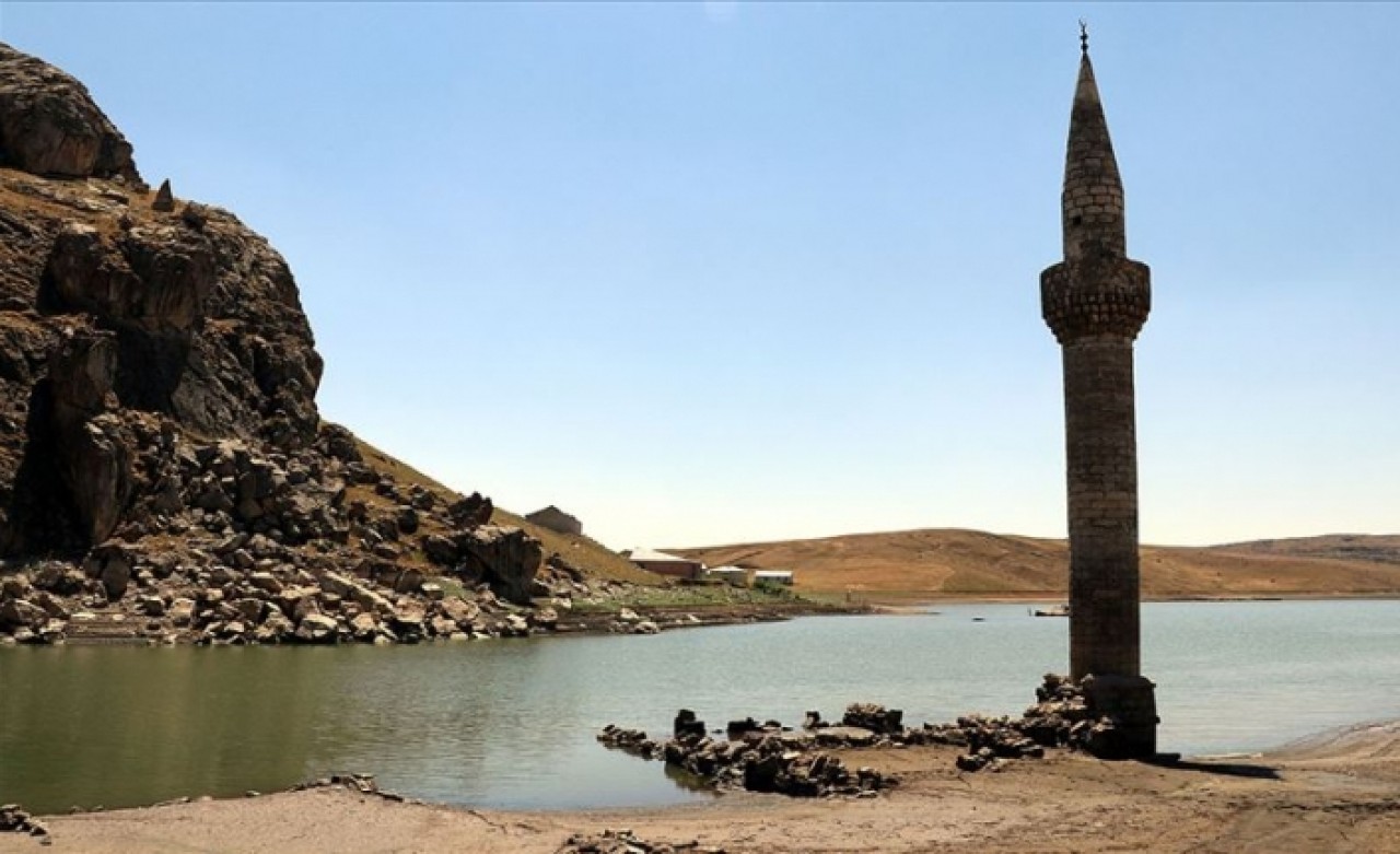 Baraj suları çekilince gün yüzüne çıktı