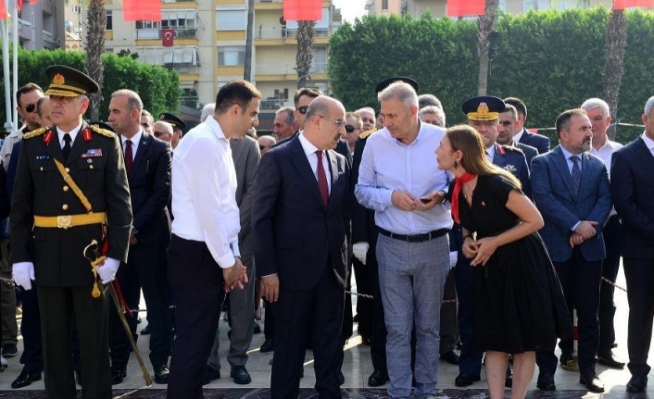 Belediye Başkanı gecikti,  vali izin vermedi... Törende çelenk krizi
