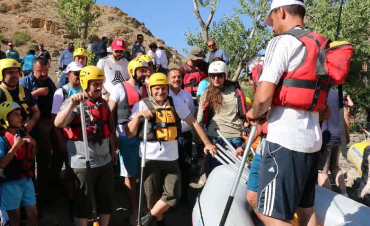 Binali Yıldırım Erzincan'da rafting yaptı
