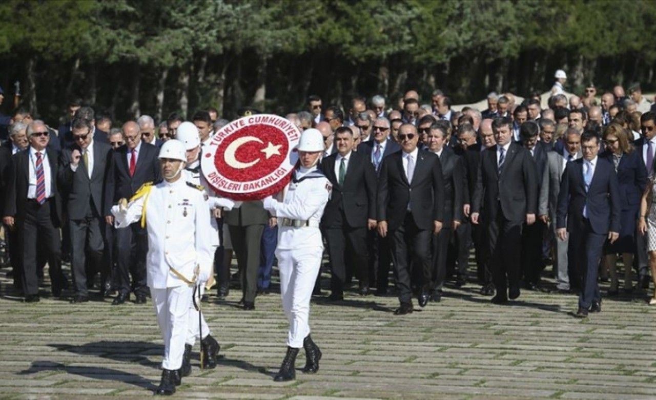 Çavuşoğlu,  büyükelçilerle Anıtkabir'i ziyaret etti