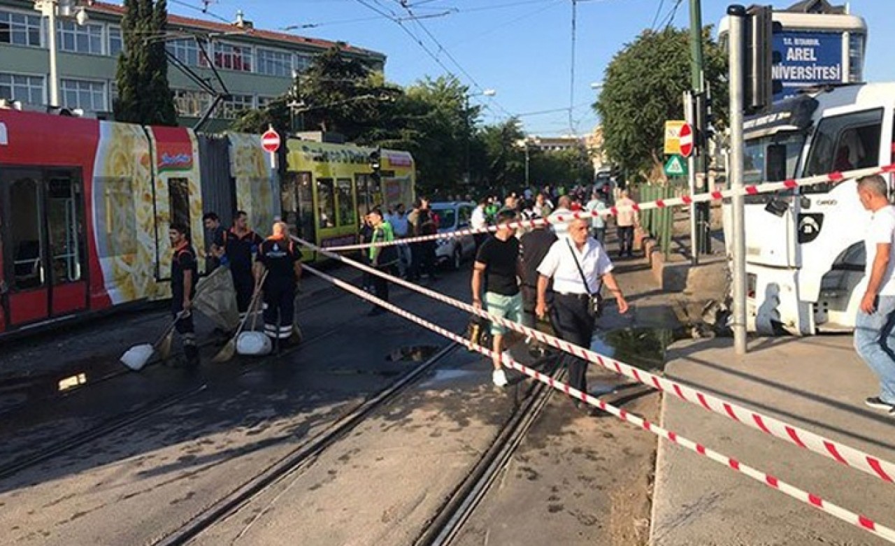 Cevizlibağ'da su tankeri tramvaya çarptı