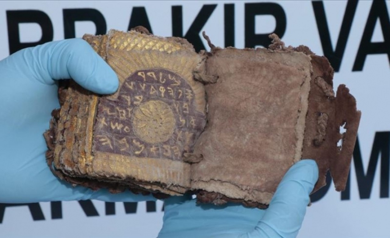 Diyarbakır'da ceylan derisine altın yazmalı kitap ele geçirildi