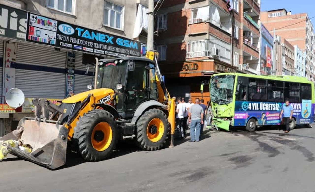 Diyarbakır'da halk otobüsü ile iş makinesi çarpıştı: 5 yaralı