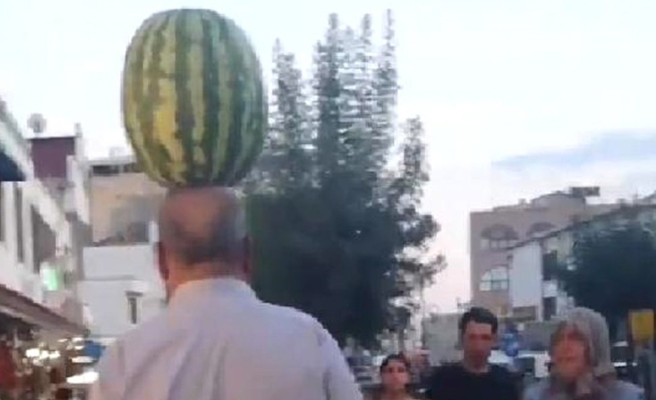 Diyarbakır'da ilginç görüntü... 10 kiloluk karpuzu metrelerce taşıdı