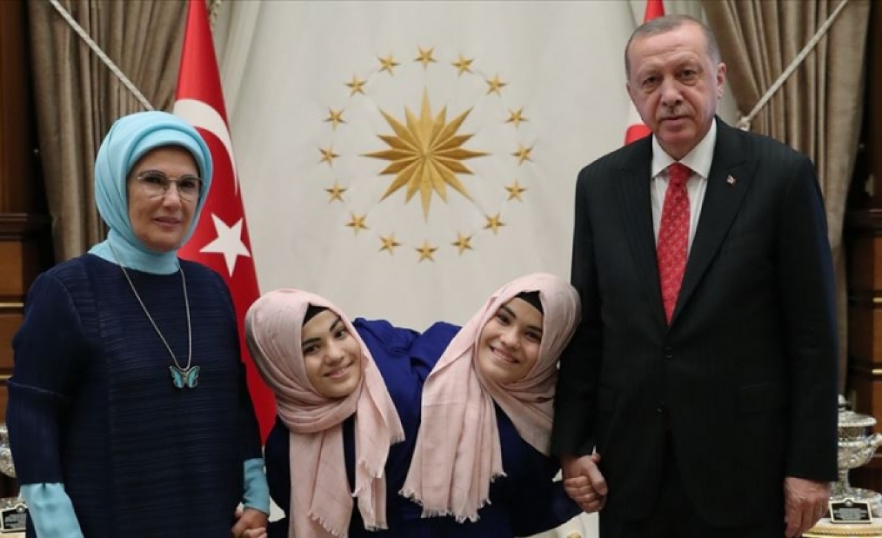 Erdoğan çifti ile siyam ikizleri bir araya geldi