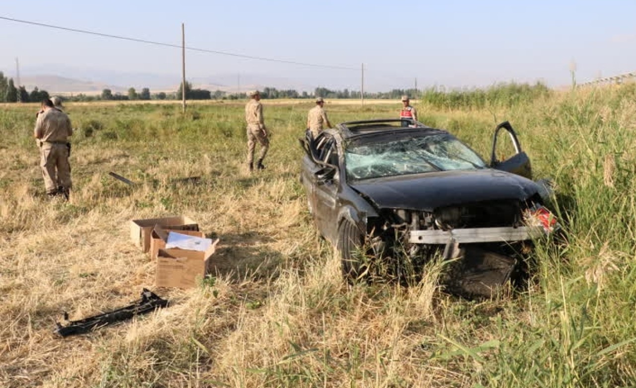 Erzincan'da otomobil şarampole devrildi: 2 ölü,  1 yaralı
