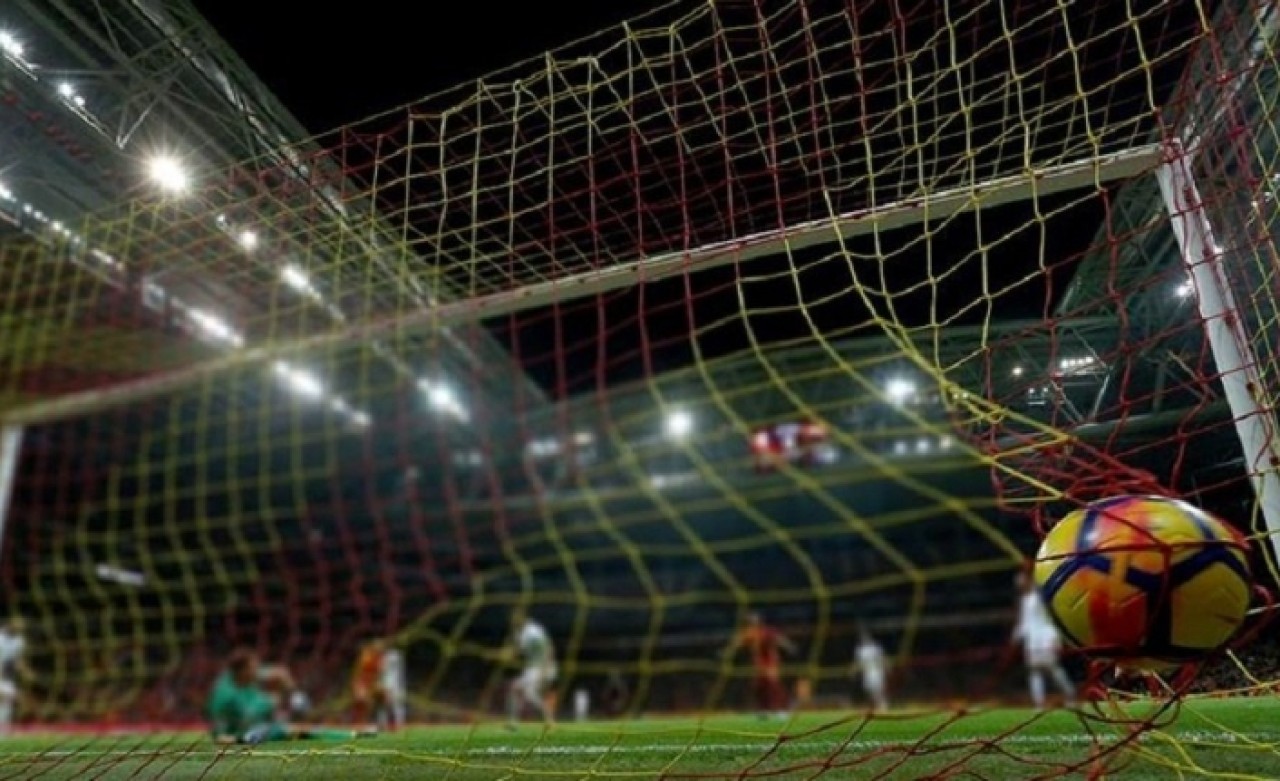 Futbolda kurallar değişti: Hocalara sarı-kırmızı kart çıkarılabilecek,  top hakeme değerse oyun duracak