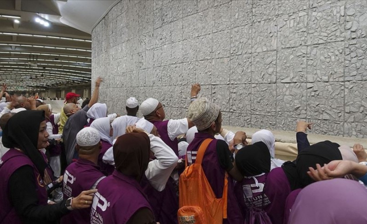 Hacılar şeytan taşladı