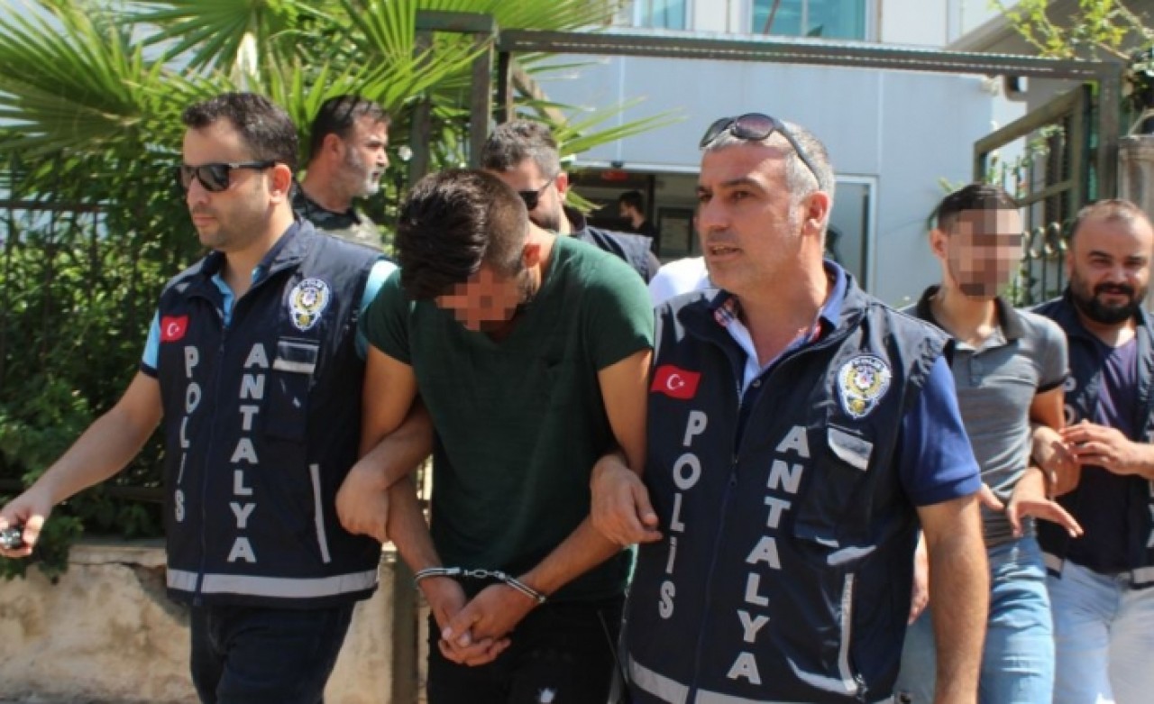 İki ayrı marketi gasp ettiği düşünülen şüphelinin yakınları: 'Arkandayız oğlum'